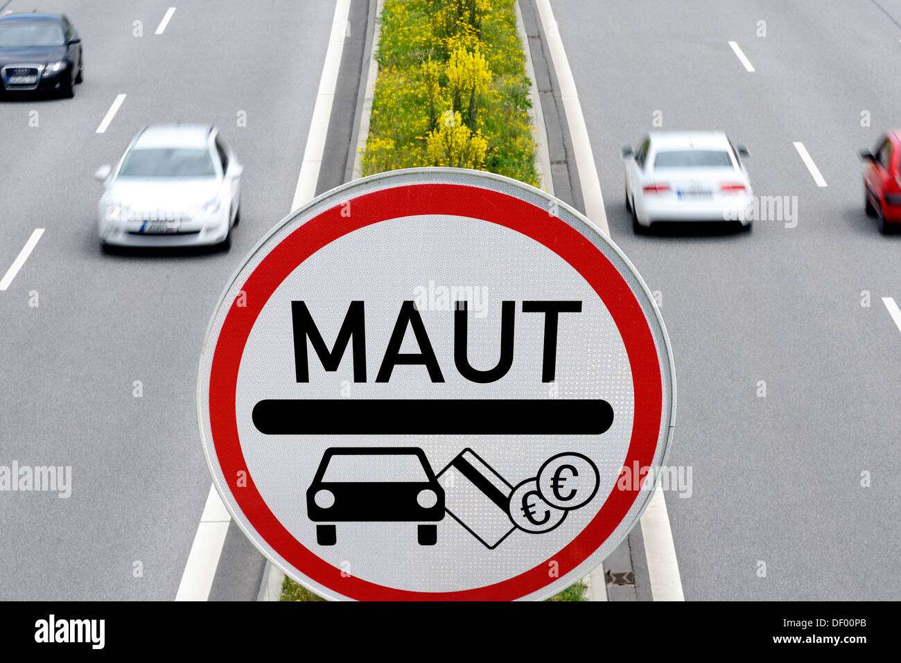 Autobahn mit Pkw Maut Autokennzeichen, Fotomontage, Autobahn Mit PKW-Maut-Schild, Fotomontage Stockfoto