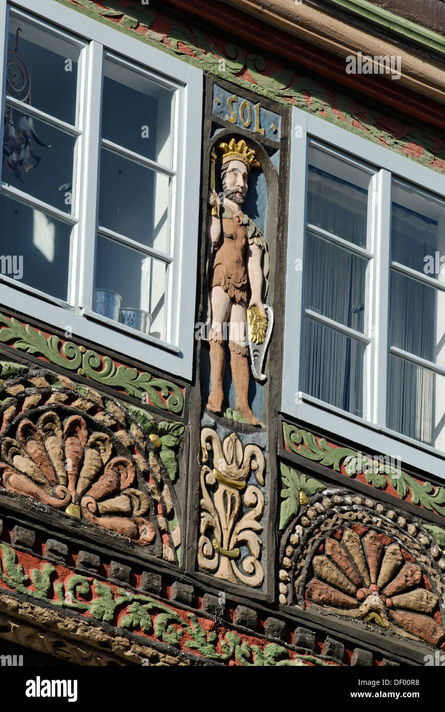 Holzschnitzerei mit einem König als Symbol der Sonne, Fachwerkhaus, gebaut im Stil Weser-Renaissance, Lemgo Stockfoto