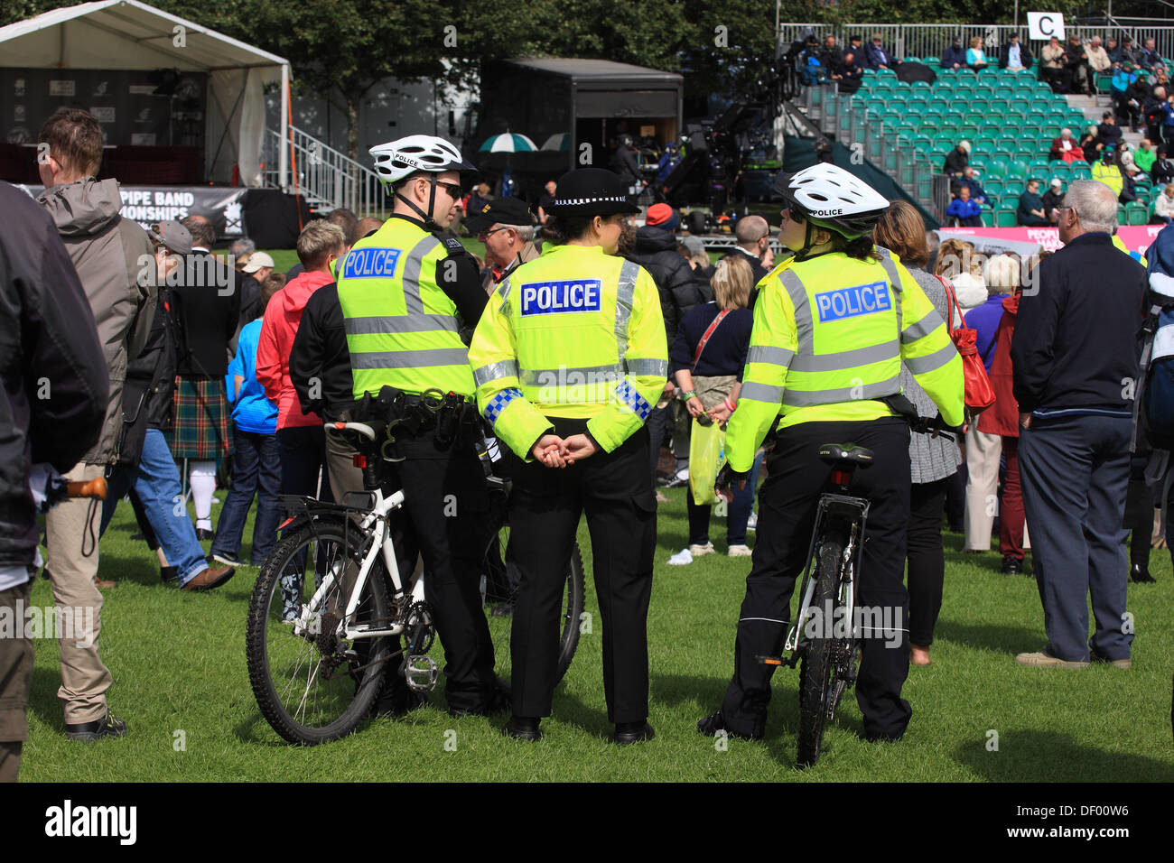 Tragen von fluoreszierenden Jacken bei einer großen Veranstaltung bei Glasgow Green patrouillieren Polizei Stockfoto