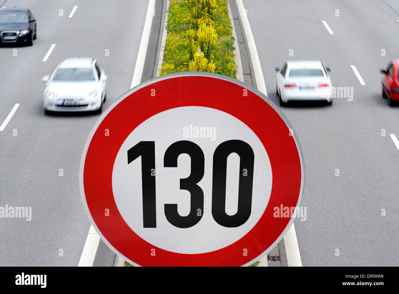 Autobahn mit Geschwindigkeitsbegrenzung 130 km/h, Tempolimit auf Autobahnen, Autobahn Mit Geschwindigkeitsbegrenzung 130 km/h, Tempolimit au Stockfoto