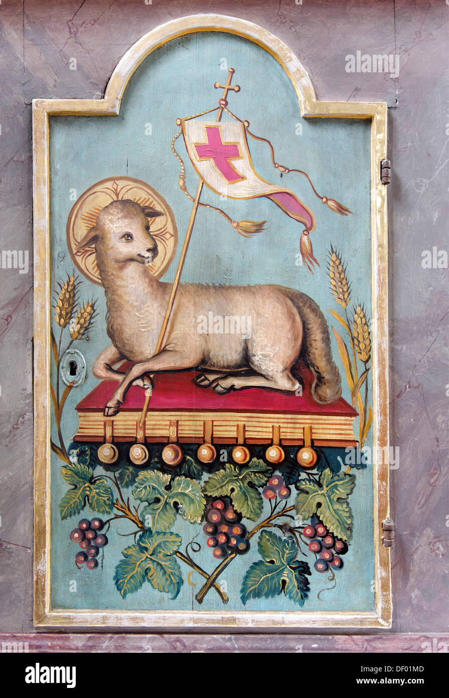 Apokalyptische Lamm liegend auf dem "Buch mit sieben Siegeln" Buch der Offenbarung, tragbarer Tabernakel Stockfoto