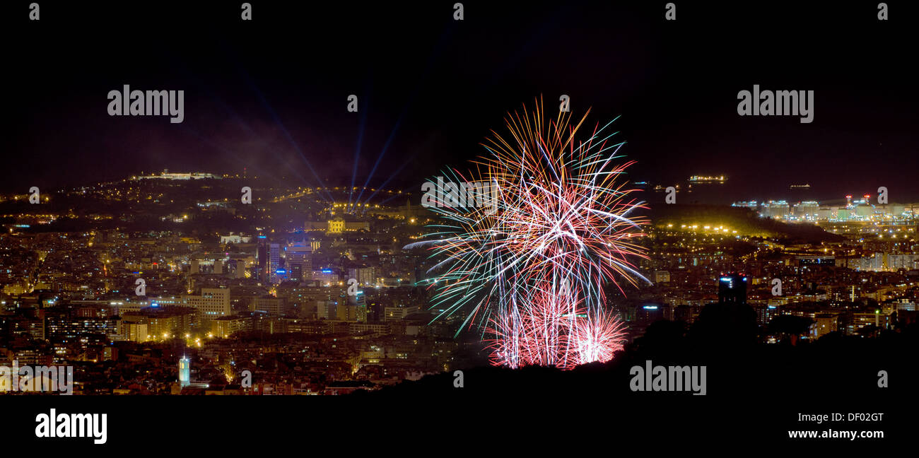 Nacht Panorama von Barcelona mit Feuerwerk. Stockfoto