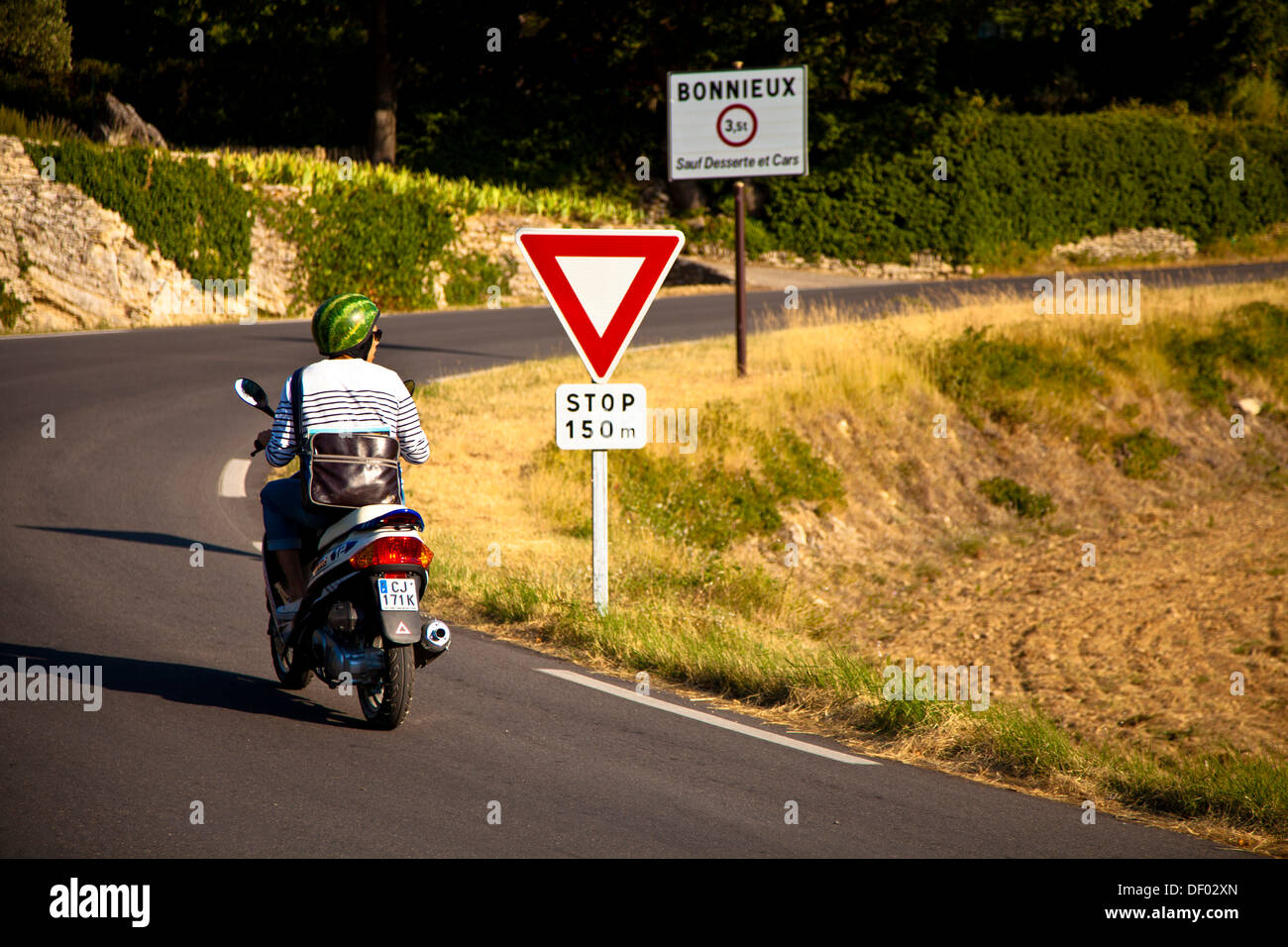 Motorradfahrers auf Landstraße in Provence, Frankreich Stockfoto