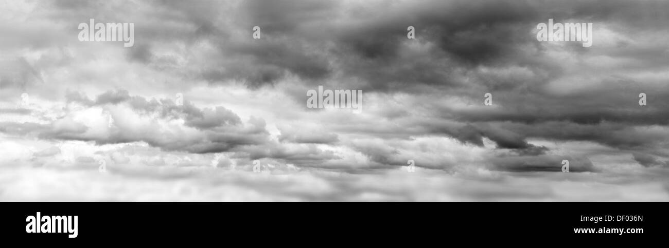 Grau bedecktem Himmel Gewitterwolken Stockfoto