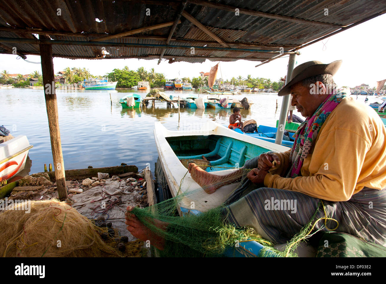 Fischer Reparatur eine Netz, Negombo, Sri Lanka, Asien Stockfoto