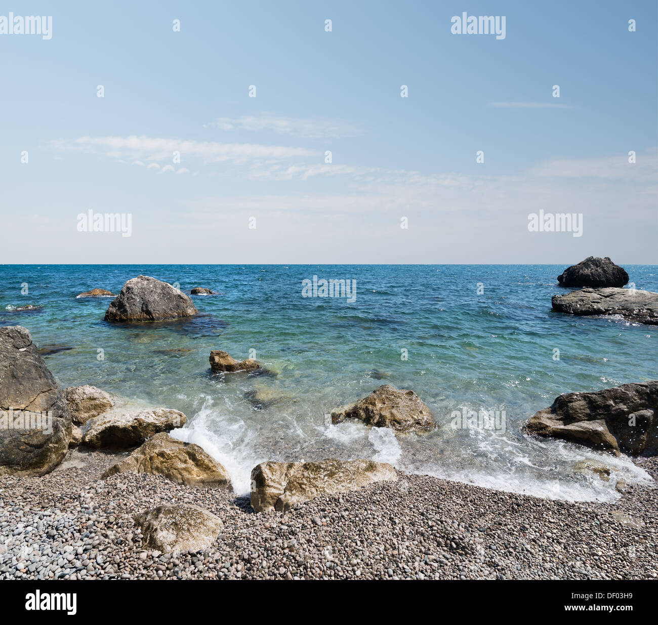 Schwarzen Meer mit steinigen Strand und schöne Wolken Stockfoto