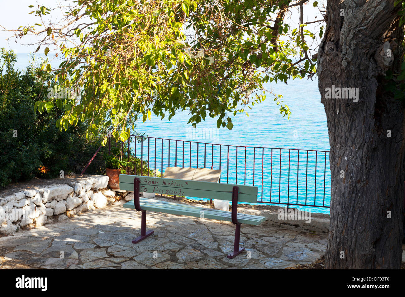 Einsame Bank mit Blick auf Strand blauen Meer zerklüftete Küste Küste Ag Agios Agios Nikitas Lefkada Lefkas griechischen Insel Griechenland Stockfoto