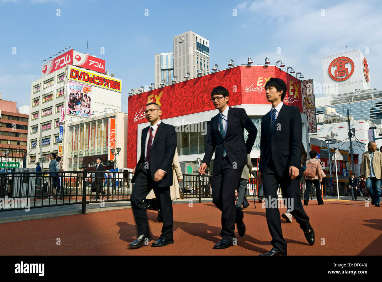 Büroangestellte, Gehaltsempfänger, zu Fuß in die Stadt Yokohama, Präfektur Kanagawa, Japan. Stockfoto