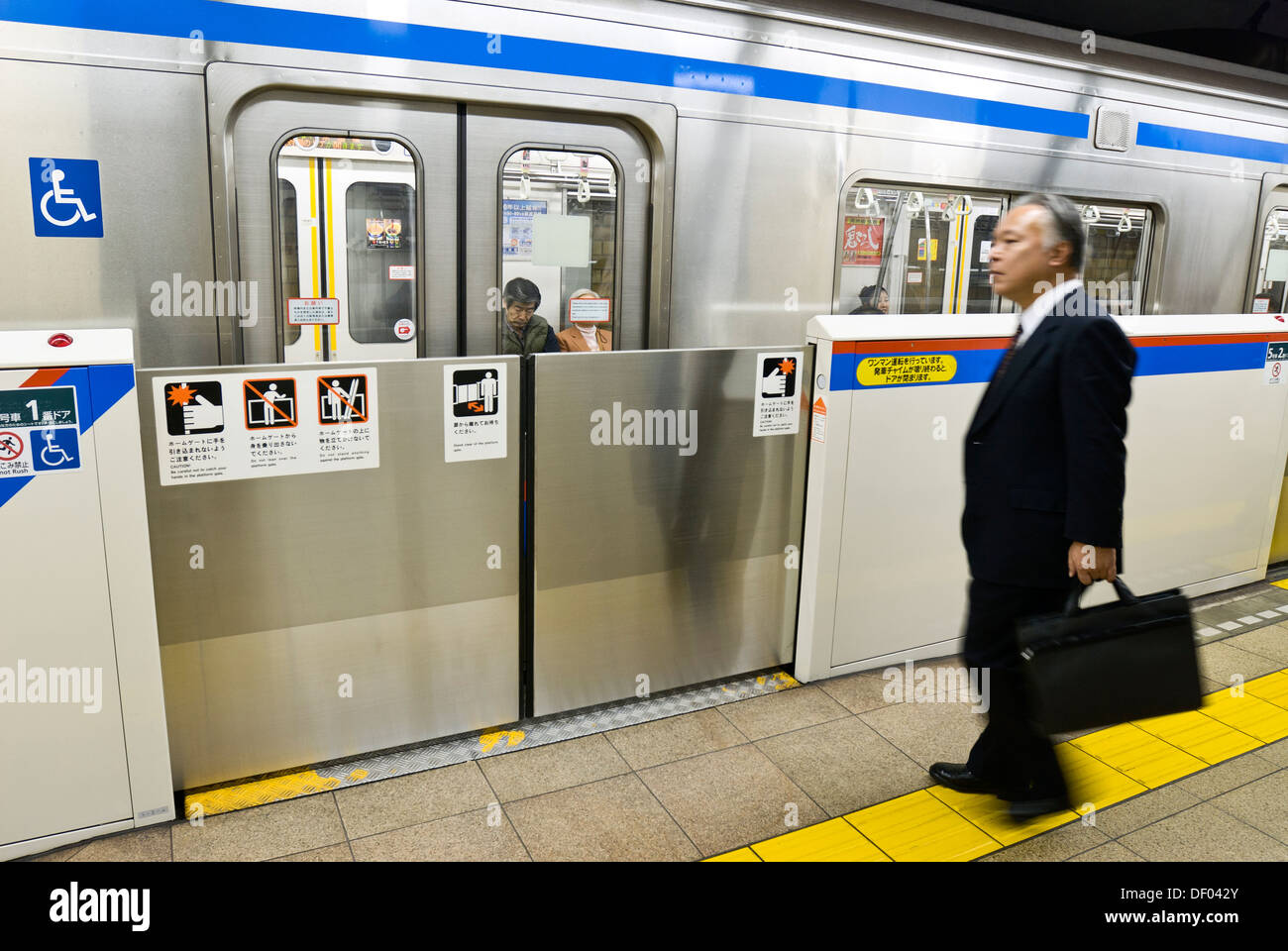 U-Bahn-Bahnsteig Suidobashi, Tokio, Japan, hat Schutztüren, die sich öffnen, nur wenn Zug ankommt. Stockfoto