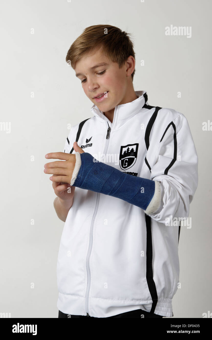 Junge Sportler mit einer Armverletzung Stockfoto