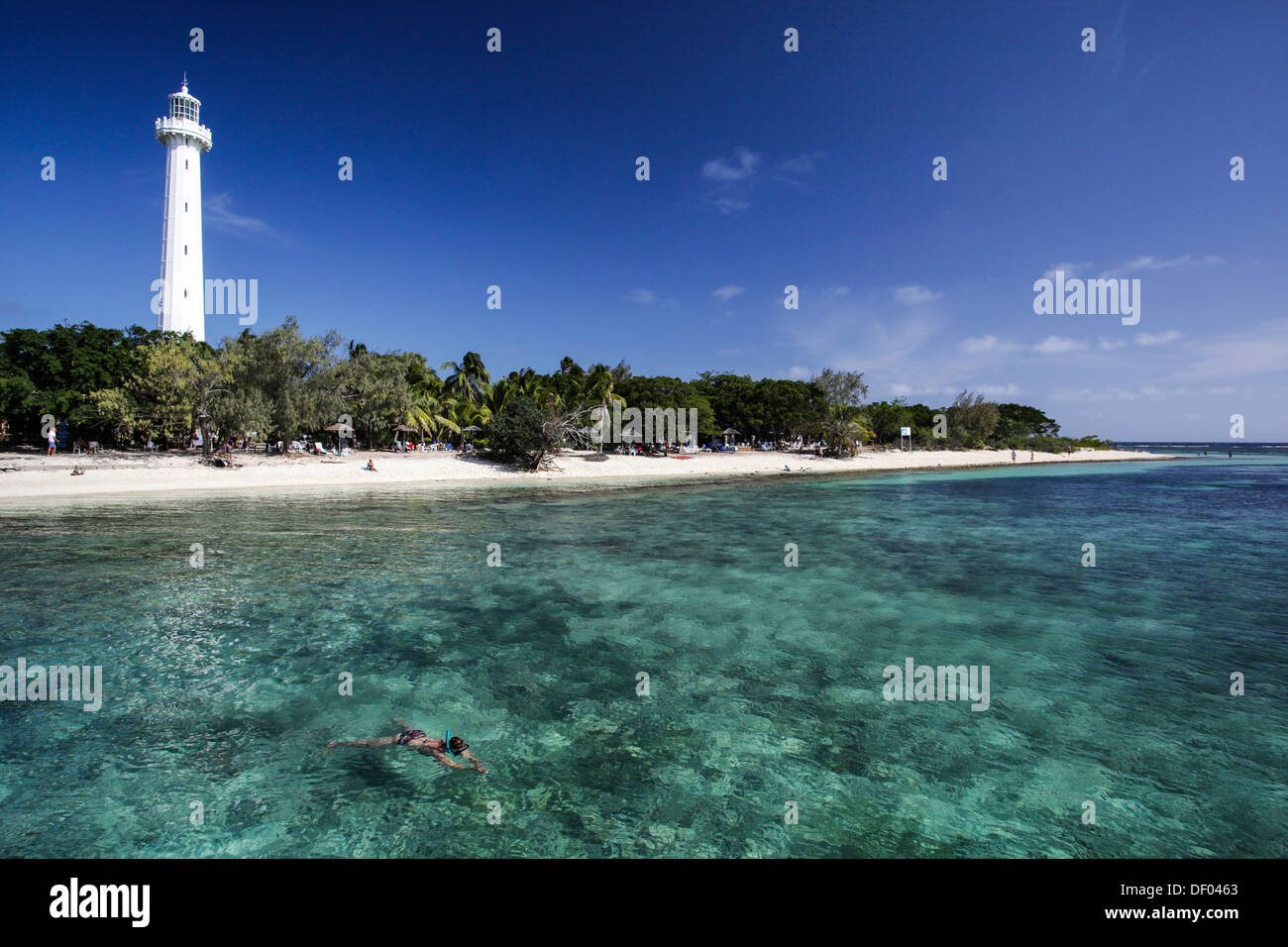 Schnorchler von Amédée Insel, Leuchtturm von Îlot Amédée oder Le Phare Amédée auf der Rückseite, Amédée Insel, Neu-Kaledonien Stockfoto