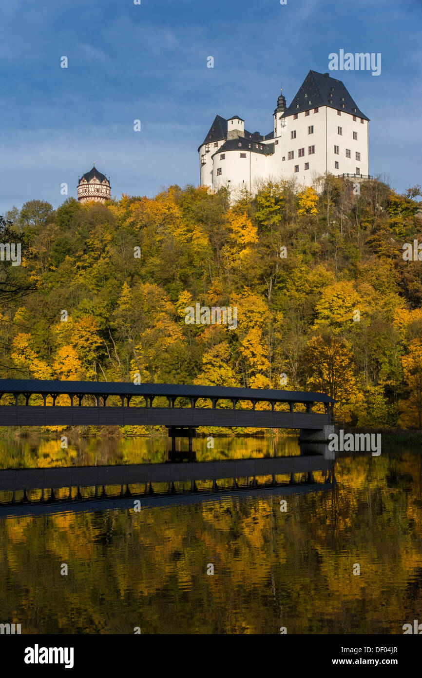 Schloss Burgk Schloss mit einer Holzbrücke, Burgk, Saaletal, Thüringen, Deutschland Stockfoto