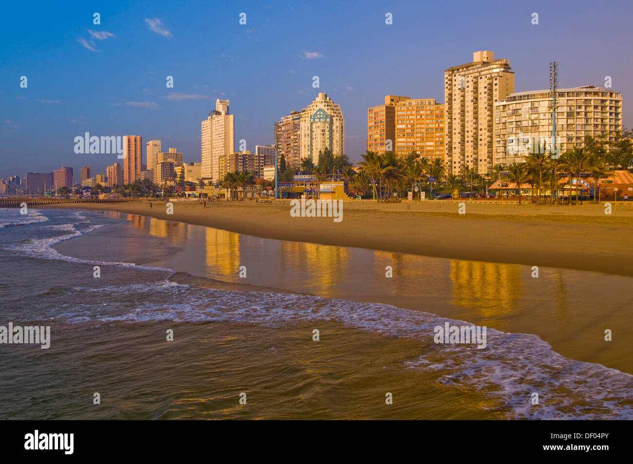 Skyline von Durban mit dem Strand im Morgenlicht, Durban, KwaZulu-Natal, Südafrika, Afrika Stockfoto