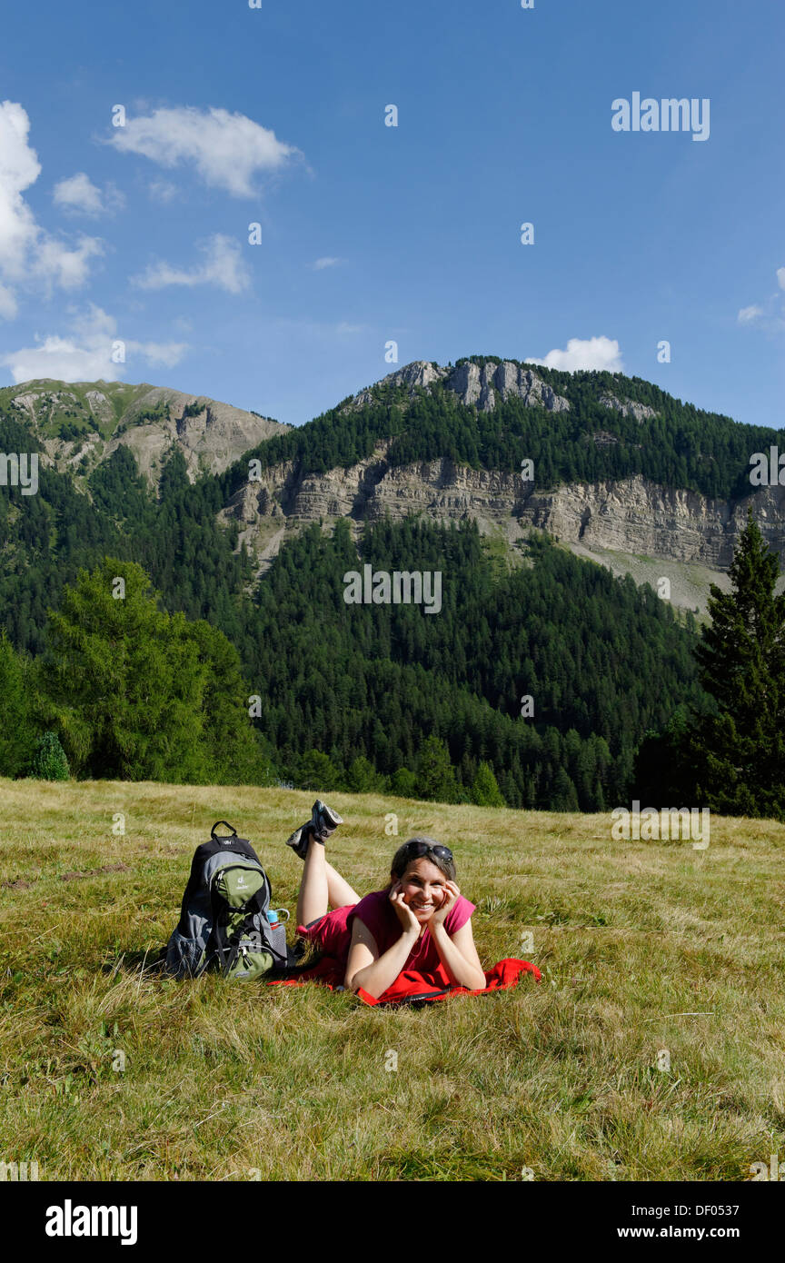 Wanderer auf der Alp Raschoetz, Col de Raiser Berg auf der Rückseite, in der Nähe von St. Ulrich, Val Gardena Tal liegend Stockfoto