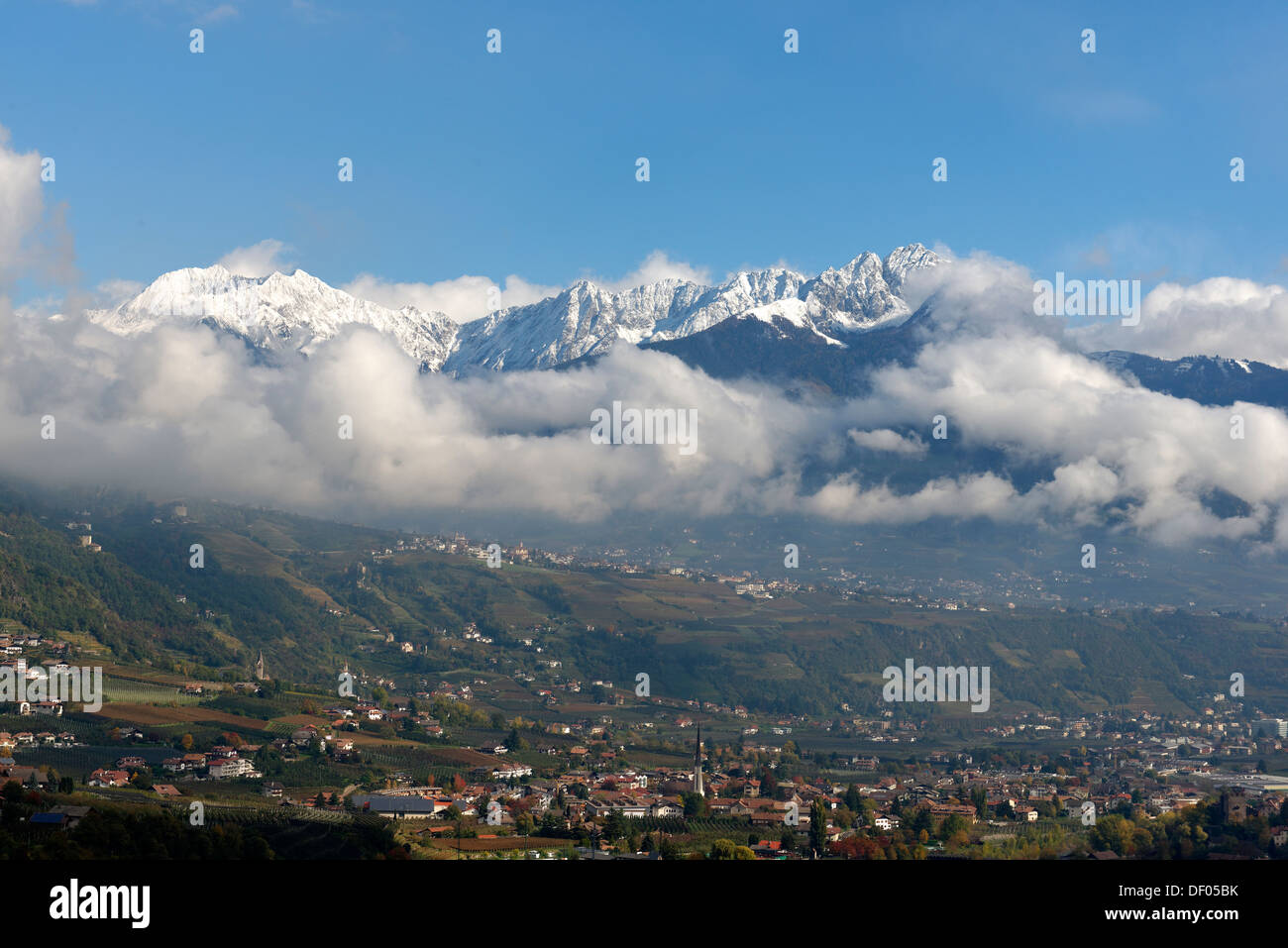 Blick vom Marlinger Waalweg über Meran in Richtung der Berge von Meran 2000, Meran, Burggrafenamt, Südtirol-Provinz Stockfoto