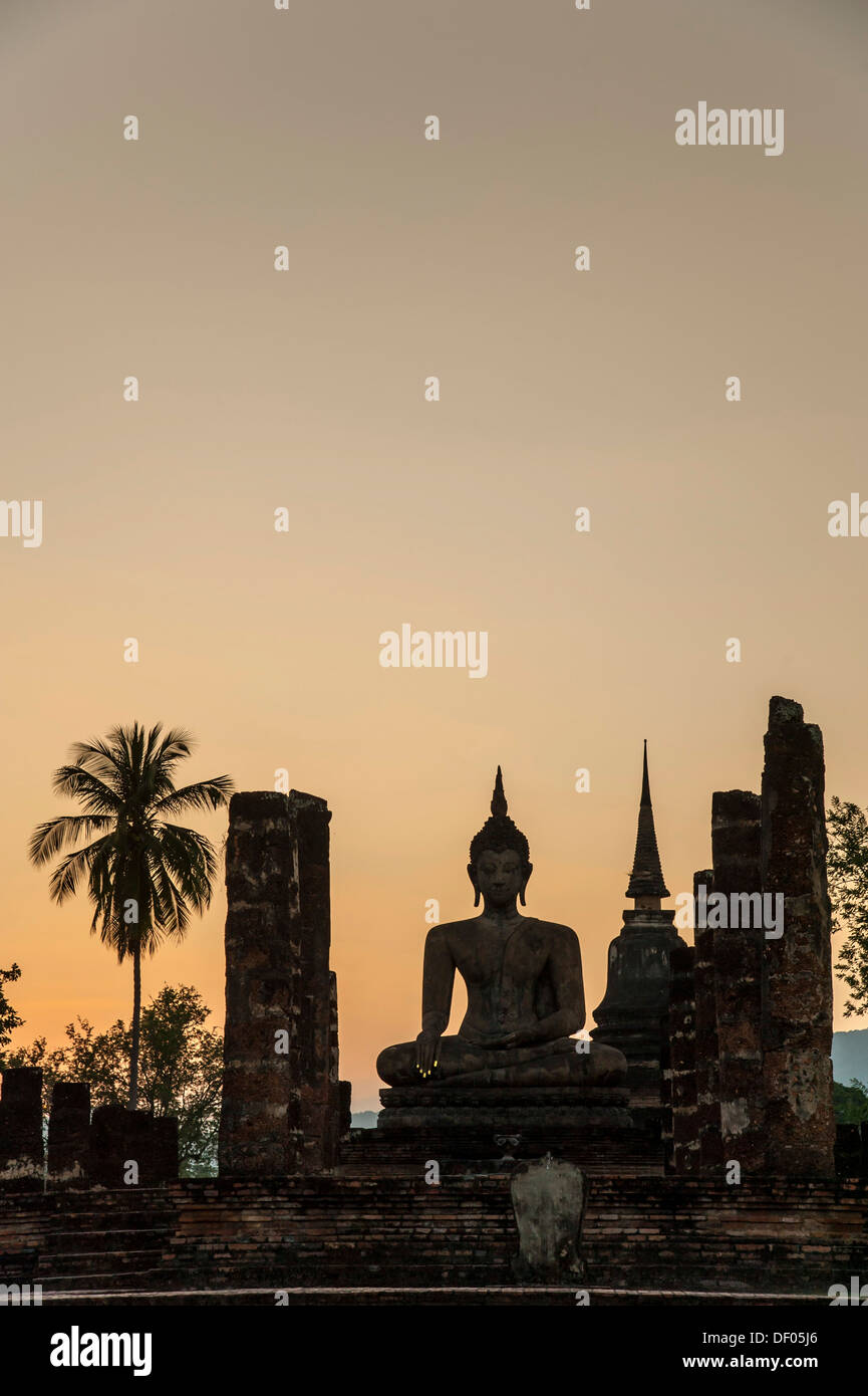 Silhouette der eine sitzende Buddha-Statue in der Abenddämmerung, Wat Mahathat Tempel, Sukhothai Historical Park, UNESCO-Weltkulturerbe Stockfoto