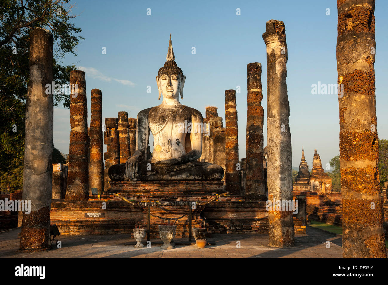 Sitzende Buddha-Statue im Tempel Wat Mahathat, Sukhothai Historical Park, UNESCO-Weltkulturerbe, Nord-Thailand, Thailand Stockfoto