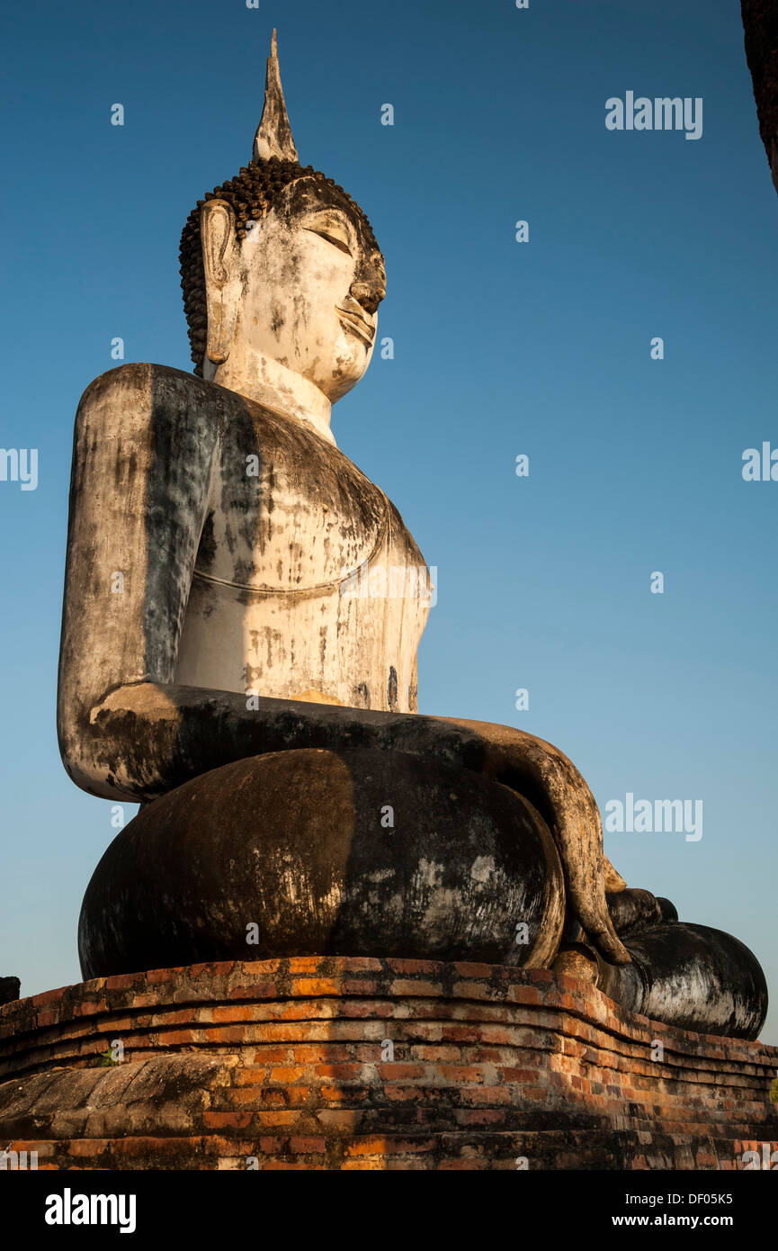 Sitzende Buddha-Statue im Tempel Wat Mahathat, Sukhothai Historical Park, UNESCO-Weltkulturerbe, Nord-Thailand, Thailand Stockfoto
