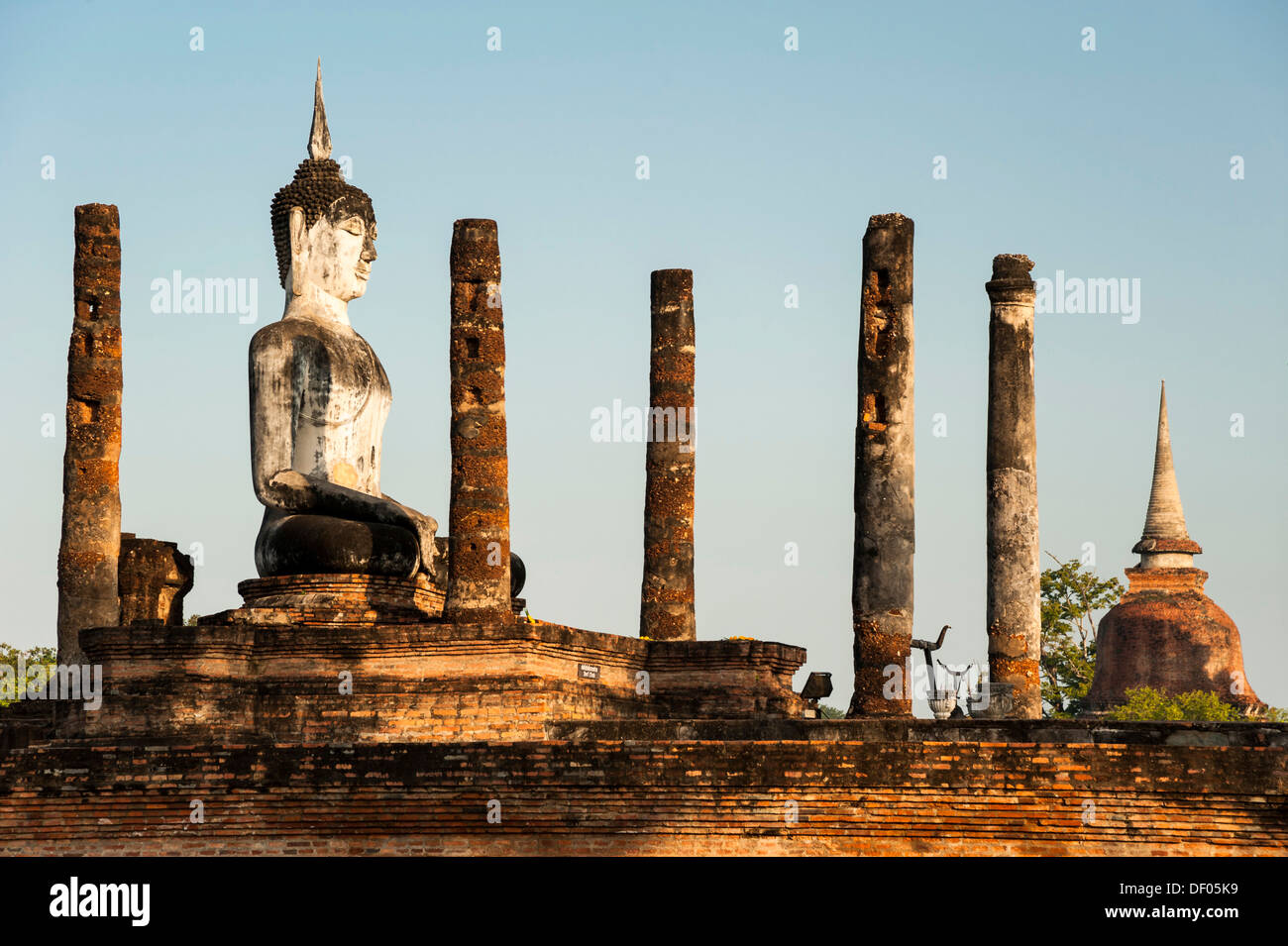 Sitzende Buddha-Statue im Tempel Wat Mahathat, Sukhothai Historical Park, UNESCO-Weltkulturerbe, Nord-Thailand, Thailand Stockfoto