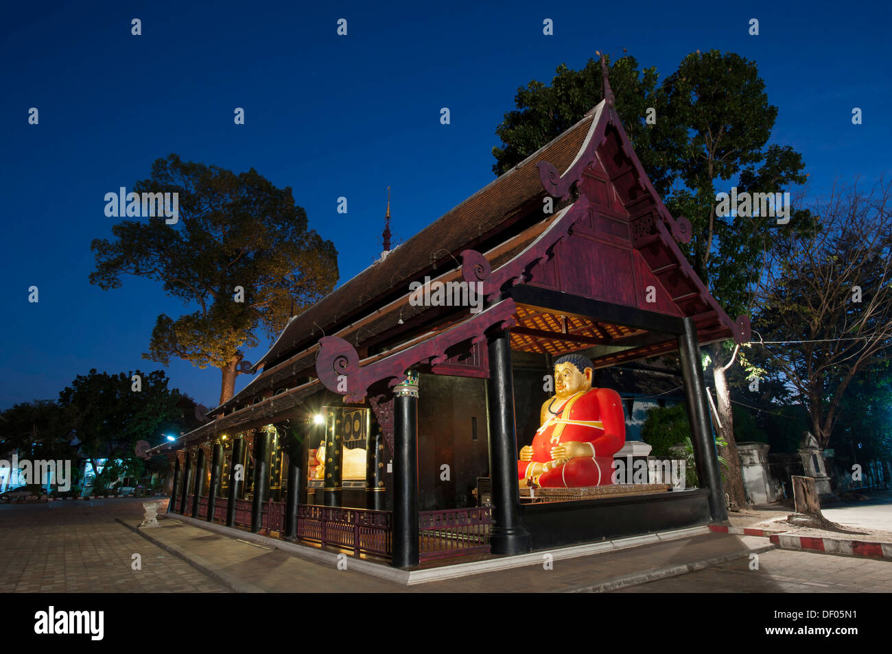 Sitzende Buddha-Statue mit Blattgold in einem Viharn, Wat Chedi Luang, Chiang Mai, Nord-Thailand, Thailand, Asien Stockfoto