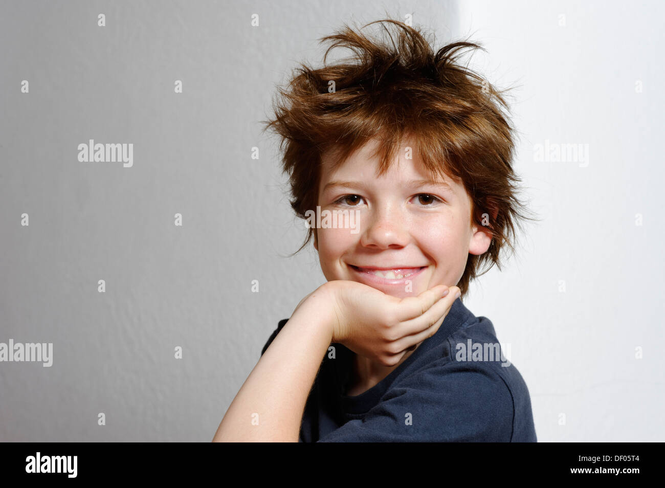 Junge, 12 Jahre alt, mit zerzausten Haaren Stockfoto
