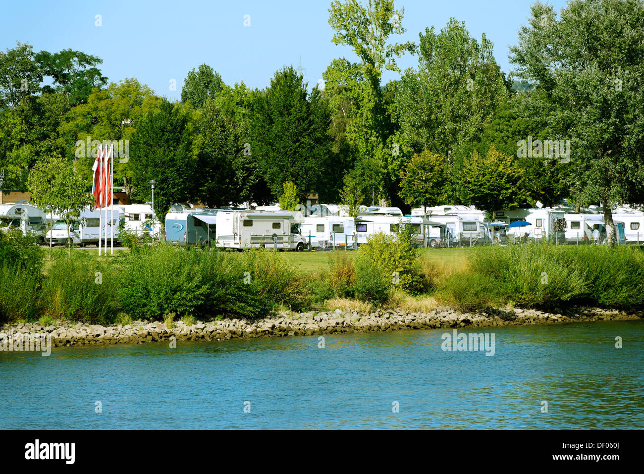 Campingplatz neben dem Fluss Mosel, Koblenz, Rheinland-Pfalz, Deutschland Stockfoto