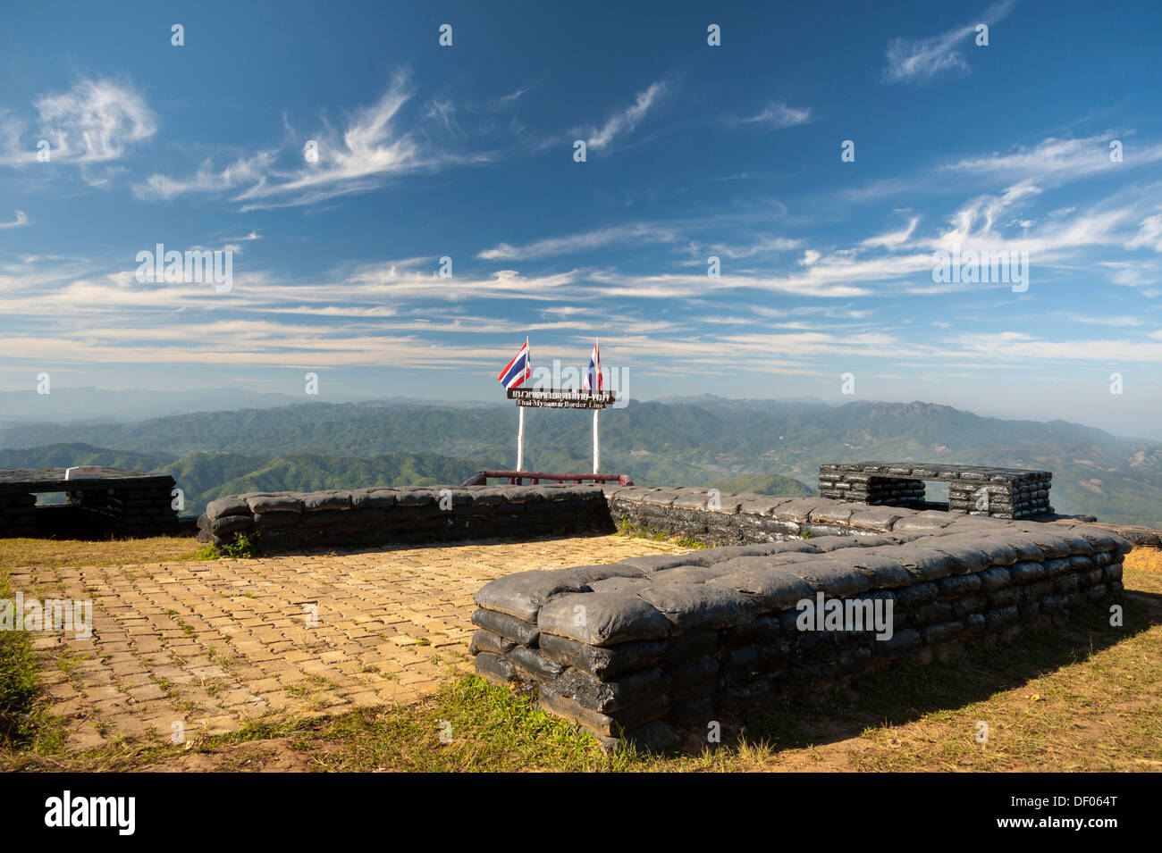 Grenze zwischen Thailand und Burma bzw. Myanmar, Thai Nationalflaggen und ein Zeichen, nördlichen Thailand, Thailand, Asien Stockfoto