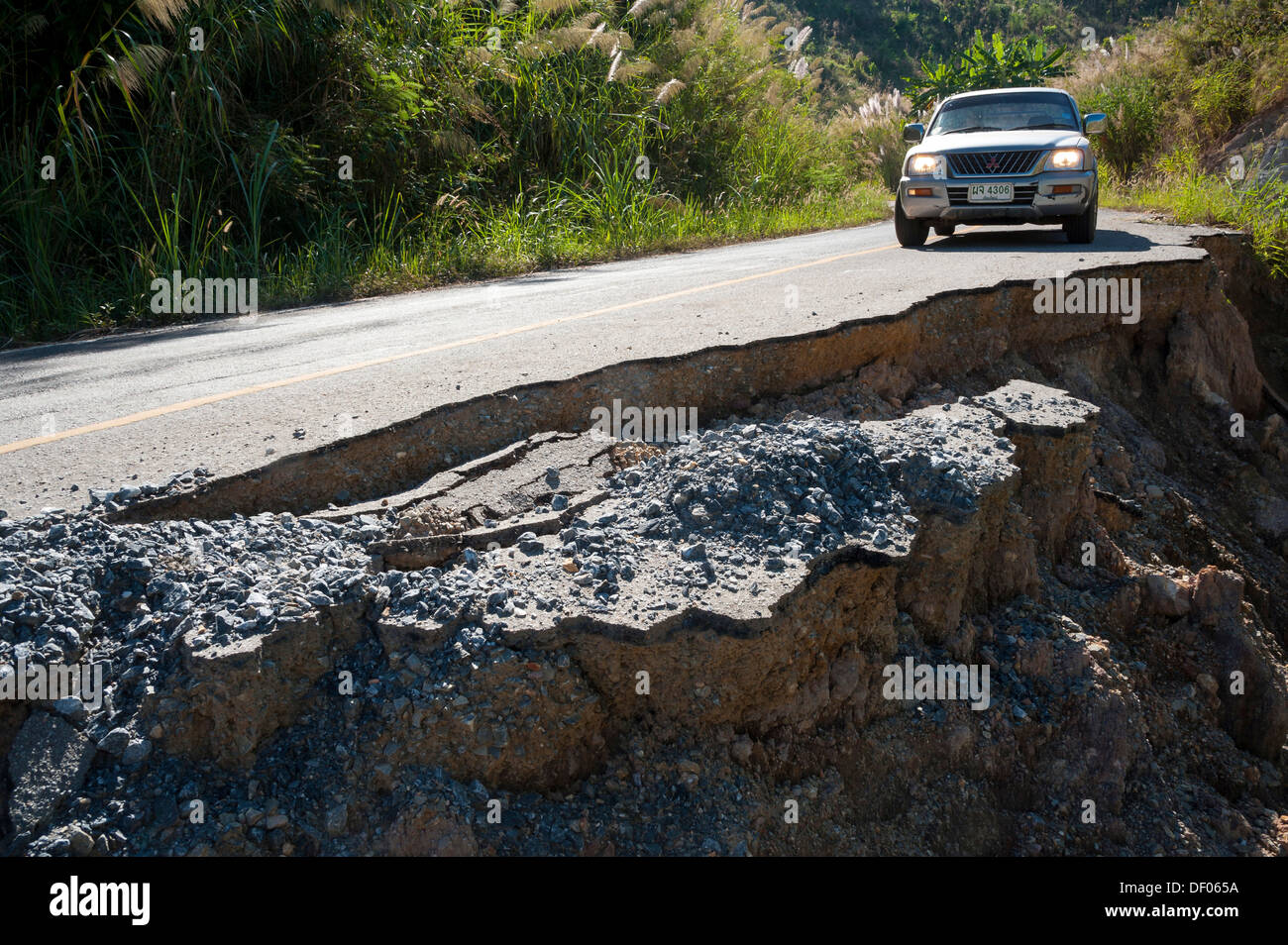 SUV oder Abholung an einem zerstörten asphaltierte Straße, Nord-Thailand, Thailand, Asien Stockfoto