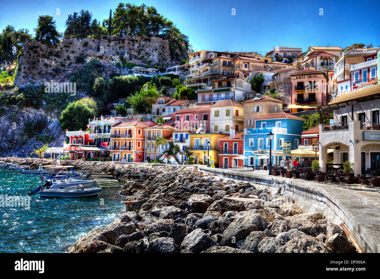 bunte Häuser Wohnungen mit Blick auf Hafen von Parga Hafenstadt Griechisch Griechenland Stockfoto