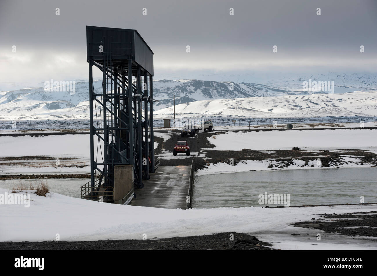 Super Jeeps nähert sich einen Brücke, Fluss Þjórsá, Winter-Landschaft, isländische Hochland, Island, Europa Stockfoto