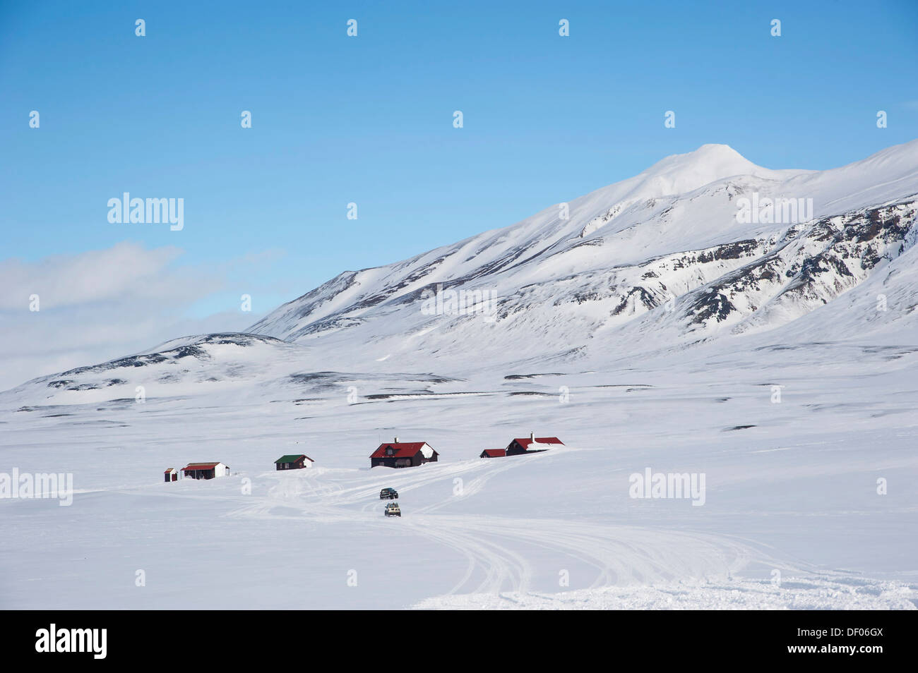 Super-Jeeps nähert sich Nýidalur Hütten, Landschaft, Vatnajoekull Gletscher, isländische Hochland, Island, Europa im winter Stockfoto