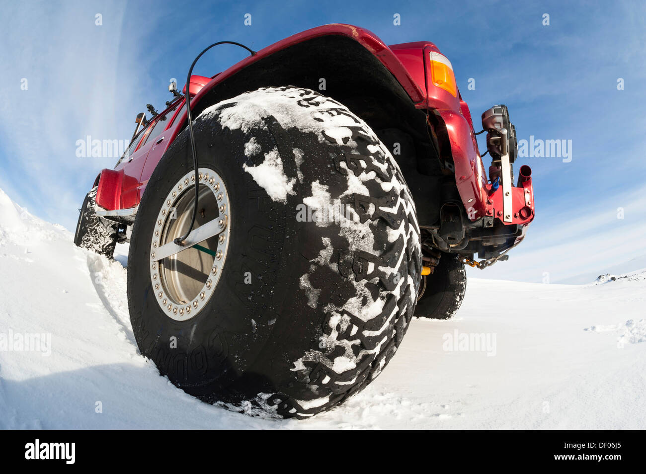 Ballon-Reifen auf einem Super-Jeep in einem Winter Landschaft, Vatnajoekull Gletscher, isländische Hochland, Island, Europa Stockfoto