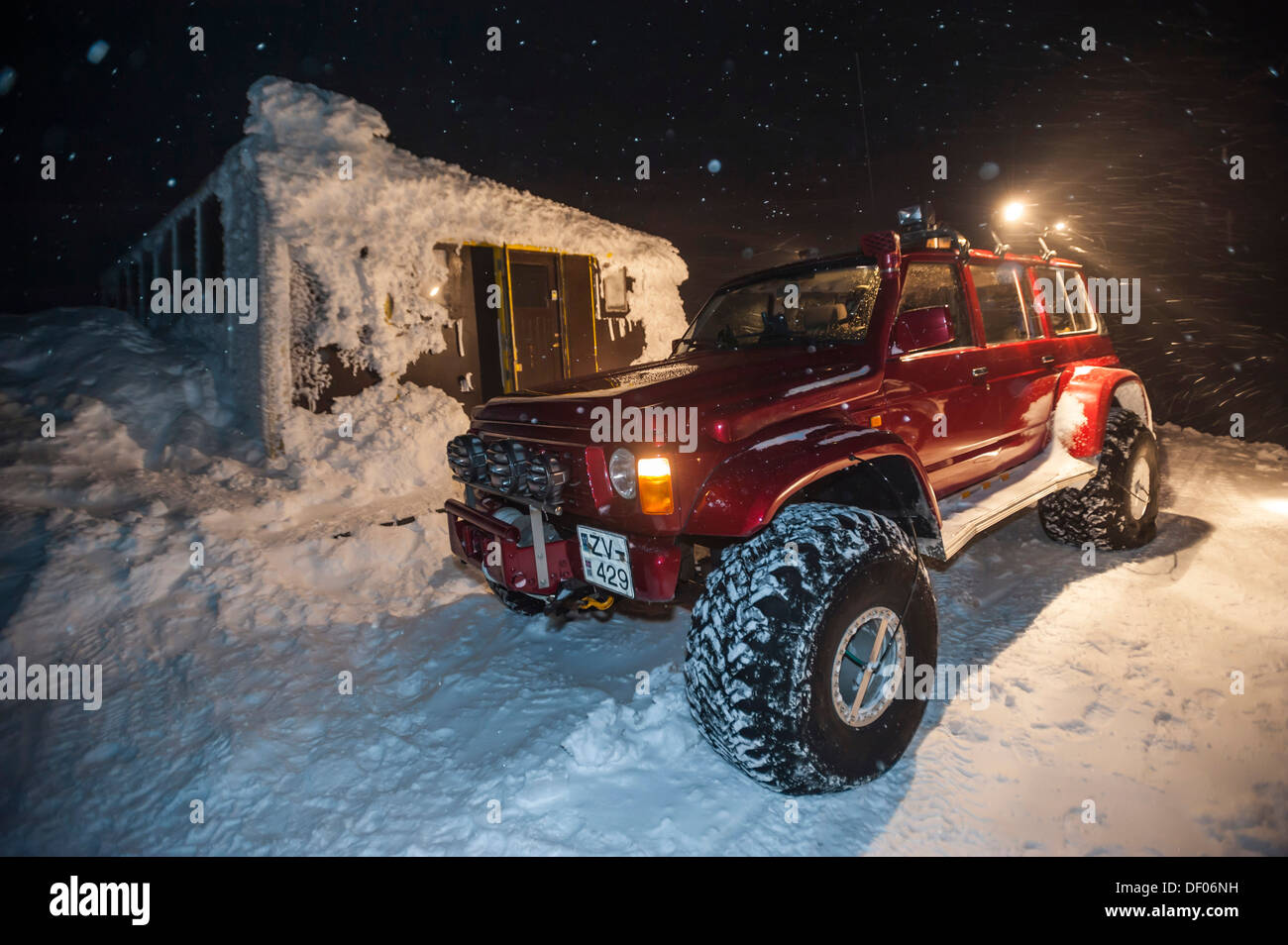 Super Jeeps vor der tief verschneiten und gefrorenen Grímsvoetn Hütte, Schneesturm, isländische Hochland, Island, Europa Stockfoto