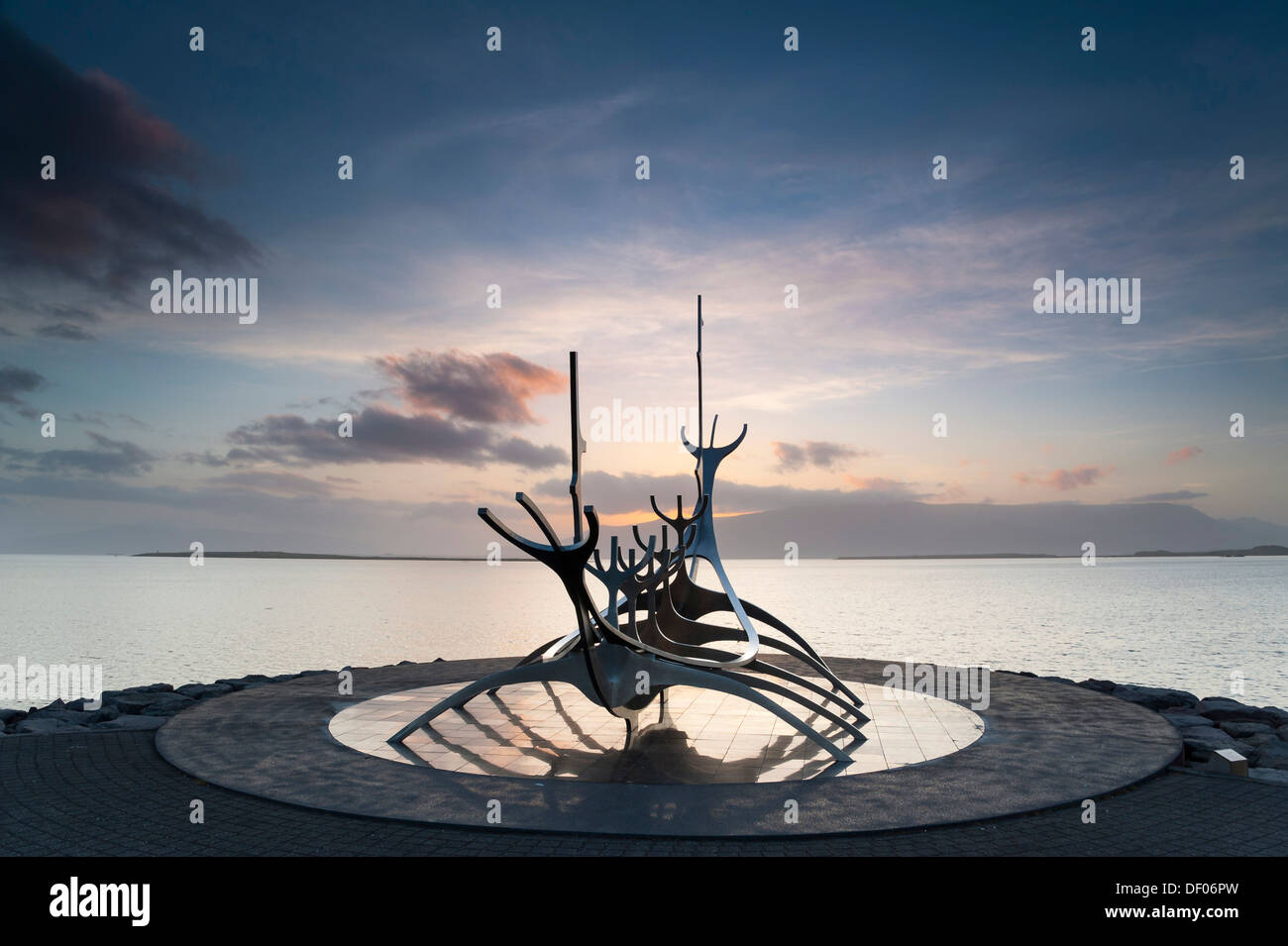 Skulptur eines Wikingerschiffes, Sun Voyager oder Sólfar, Reykjavik, Island, Europa, PublicGround Stockfoto
