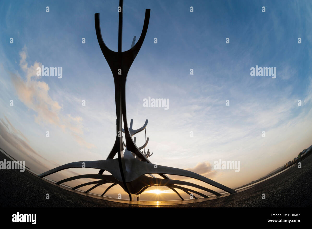 Skulptur eines Wikingerschiffes, Sun Voyager oder Sólfar, Reykjavik, Island, Europa, PublicGround Stockfoto