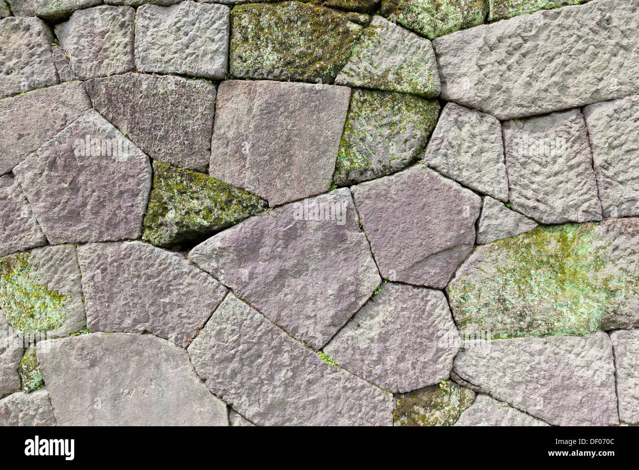 Nahaufnahme der Steinmauer einer traditionellen japanischen Burg. Stockfoto