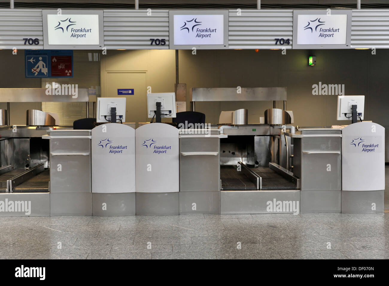 Leere Check-in Schalter, Flughafen Frankfurt, Frankfurt am Main, Hessen  Stockfotografie - Alamy