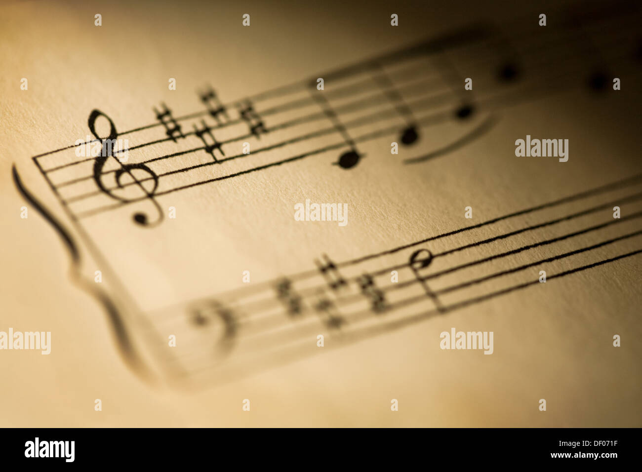 Nahaufnahme der Noten aus einer klassischen Komposition über 100 Jahre alt. Flache Schärfentiefe und Vignette. Stockfoto