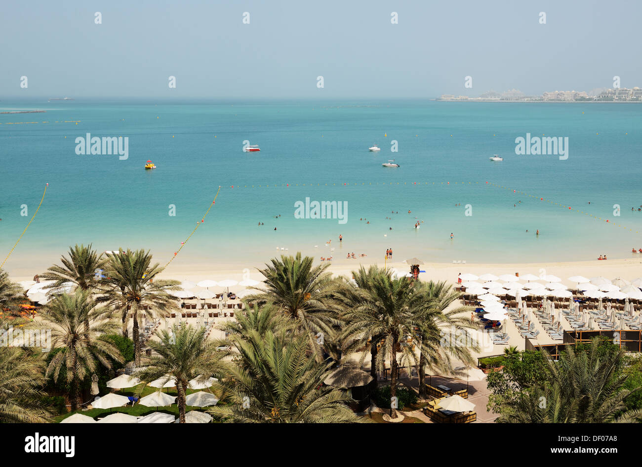Strand mit Blick auf der künstlichen Insel Jumeirah Palm, Dubai, Vereinigte Arabische Emirate Stockfoto