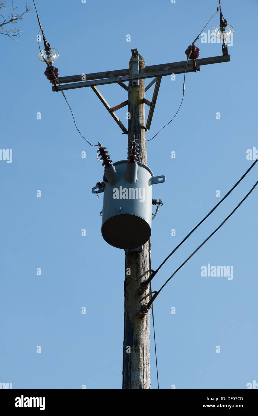 Mast montiert Leistungstransformator Stockfoto