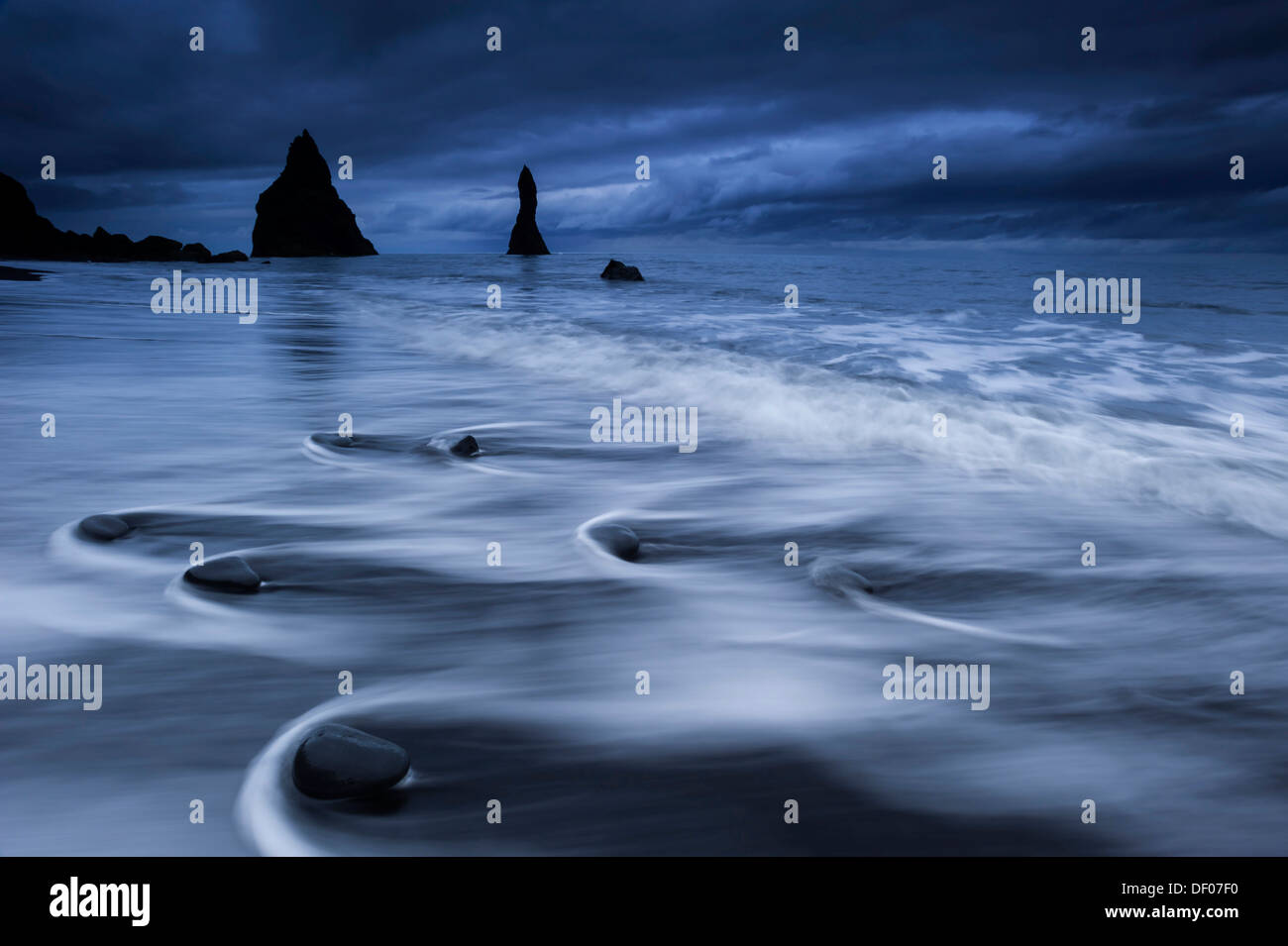 Reynisdrangar Felsformation in der Nähe von Vik Í Mýrdal, schwarzen Sandstrand, Südküste, Island, Europa Stockfoto