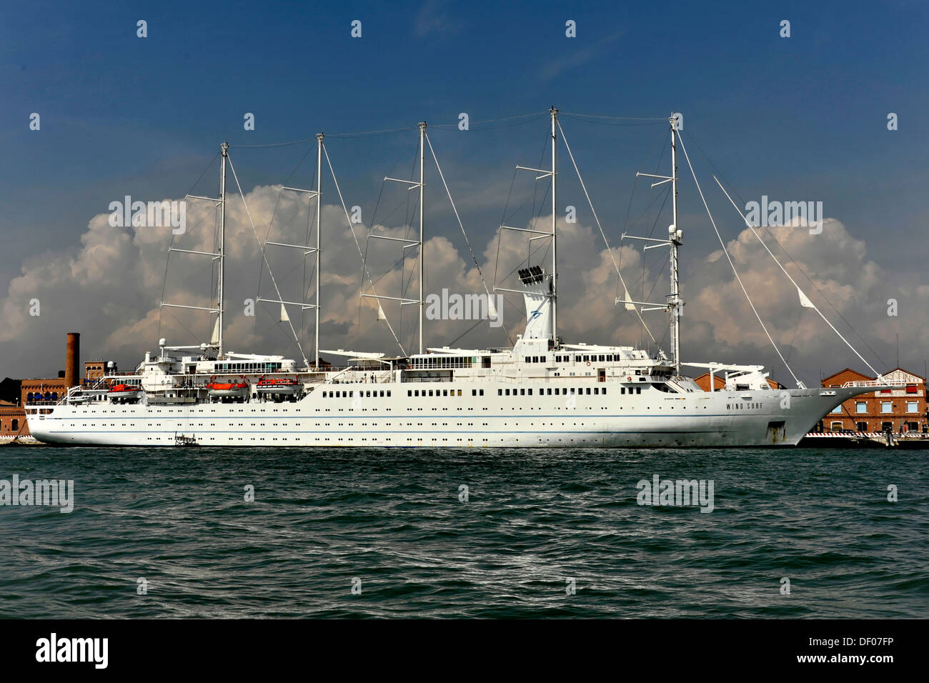 Wind Surf, ein Kreuzfahrtschiff, Baujahr 1990, 188m 312 Passagiere verlassen den Hafen, Venedig, Venetien, Italien, Europa Stockfoto