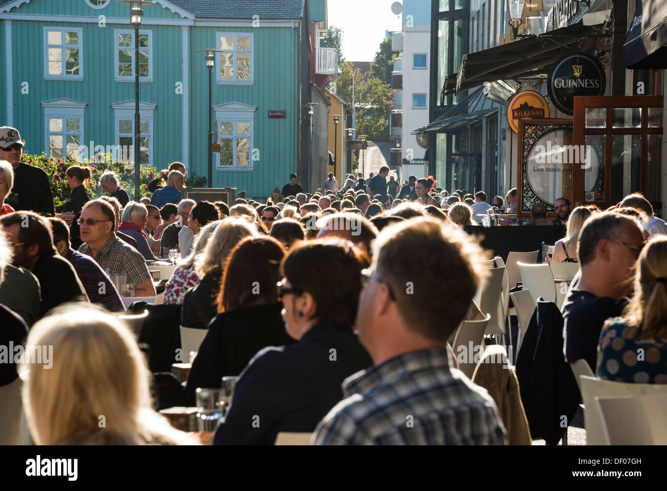 Leute sitzen in einem Straßencafé, Straßenszene, Reykjavík, Island, Europa Stockfoto
