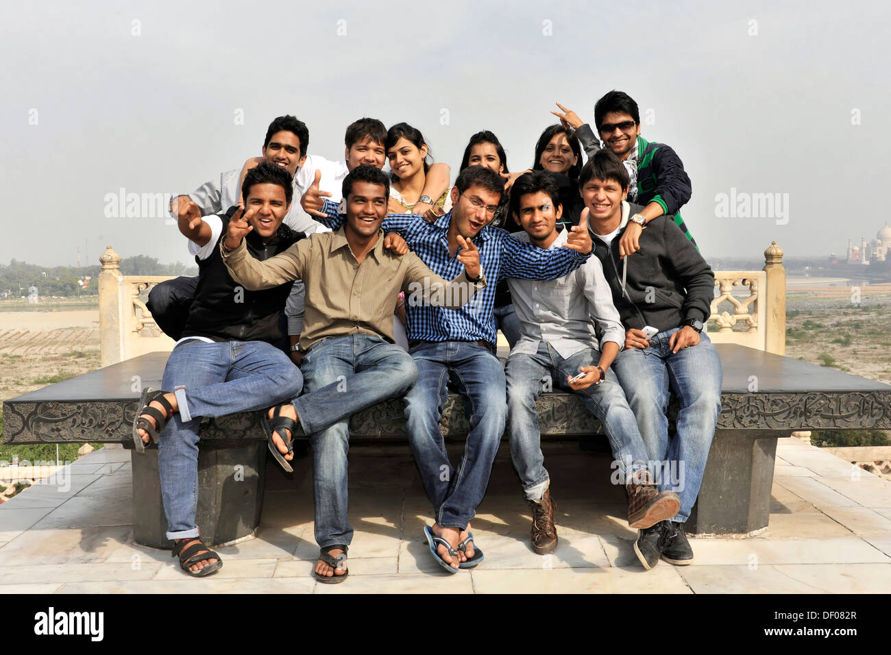 Indische Studenten auf einen Ausflug besuchen zum Grabmal des Akbar der große, Sikandra, Agra, Uttar Pradesh, Nordindien, Indien, Asien Stockfoto