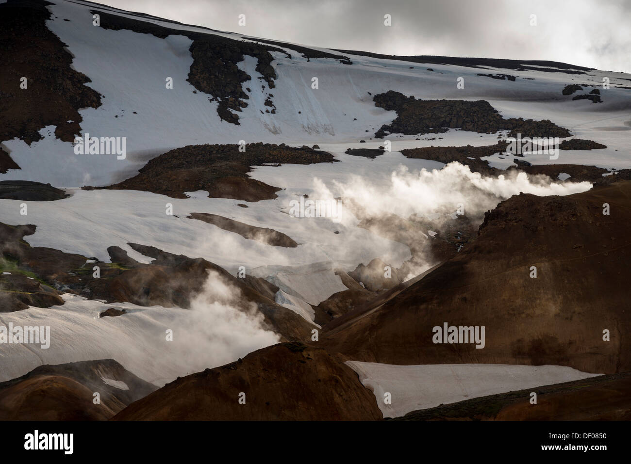 Heiße Quellen und schneebedeckten Rhyolith Berge, Kerlingarfjoell Hochtemperatur- oder geothermische Gebiet, Highlands, Island, Europa Stockfoto