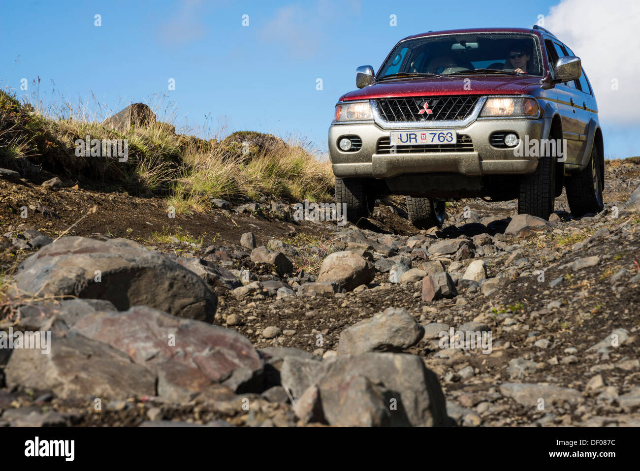 Jeep oder SUV auf hochgelegenen Feldweg, Hochland, Island, Europa Stockfoto