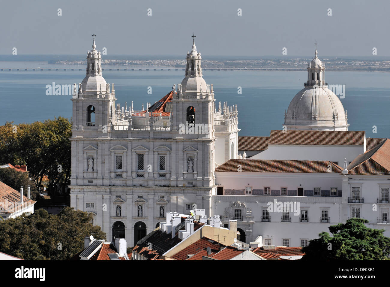 Blick vom Castelo Sao Jorge tun, um die Kirche Igreja e Mosteiro de São Vicente de Fora, links, und der Turm der Igreja de Santa Stockfoto