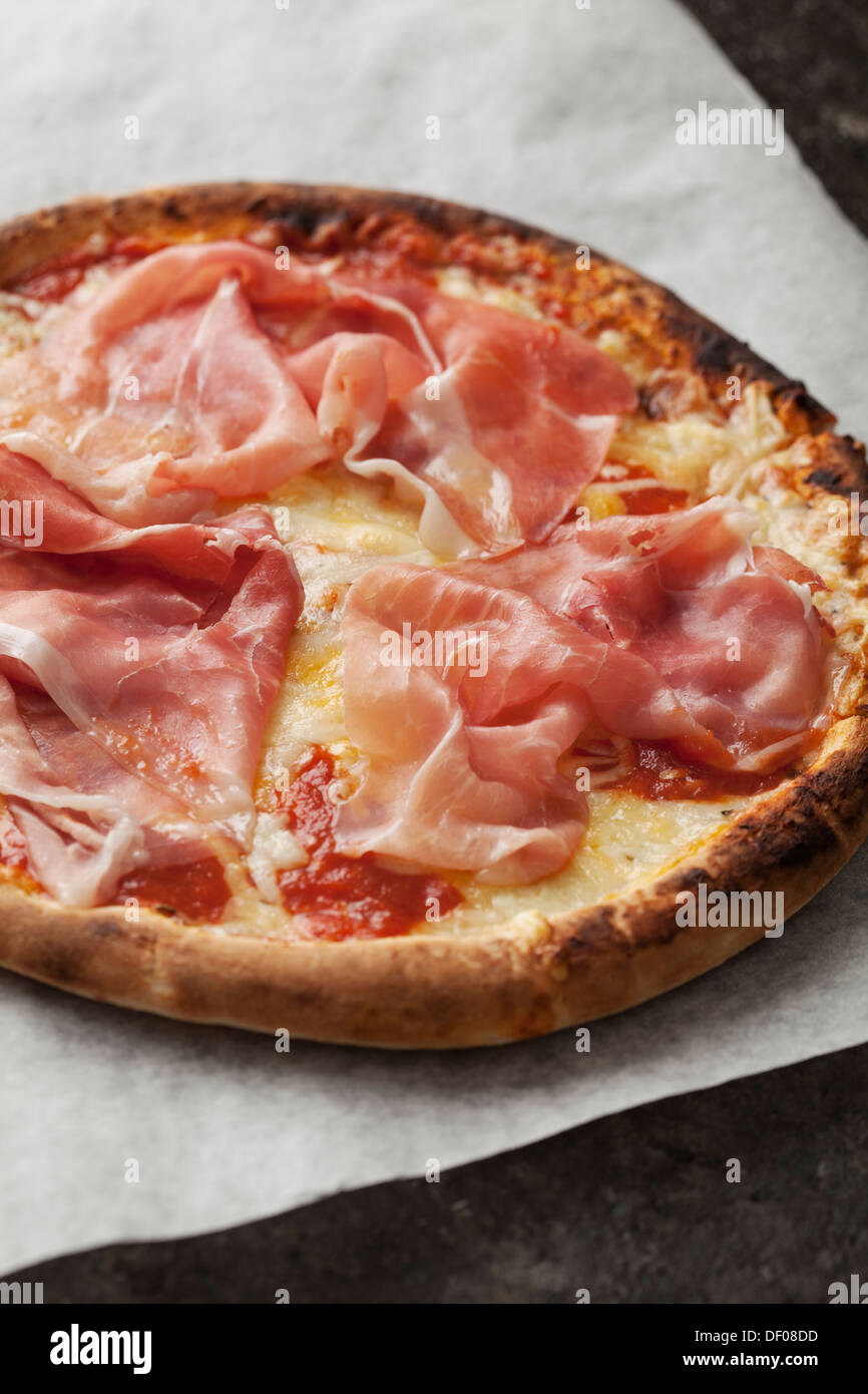 Pizza mit Schinken Stockfoto