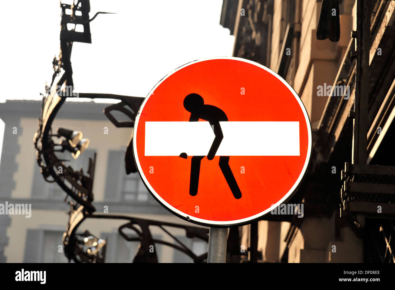 Veränderte Verkehrszeichen, kein Eintrag für Fahrzeugverkehr, Durchgang verboten, Mailand, Italien, Europa Stockfoto