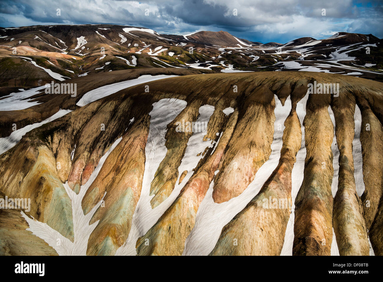 Luftaufnahme, Rhyolit-Berge, die teilweise mit Schnee bedeckt, Landmannalaugar, Fjallabak Naturschutzgebiet, isländische Hochland Stockfoto